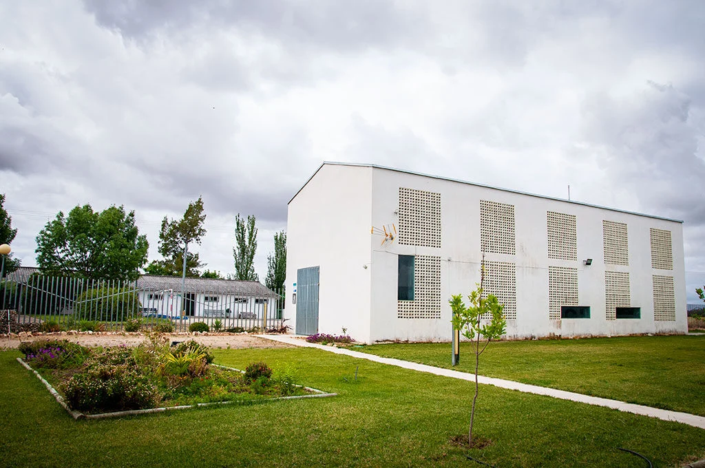 Edificio de recepción y zonas comunes del Albergue Vía de la Plata, rehabilitado a partir de un antiguo secadero de tabaco
