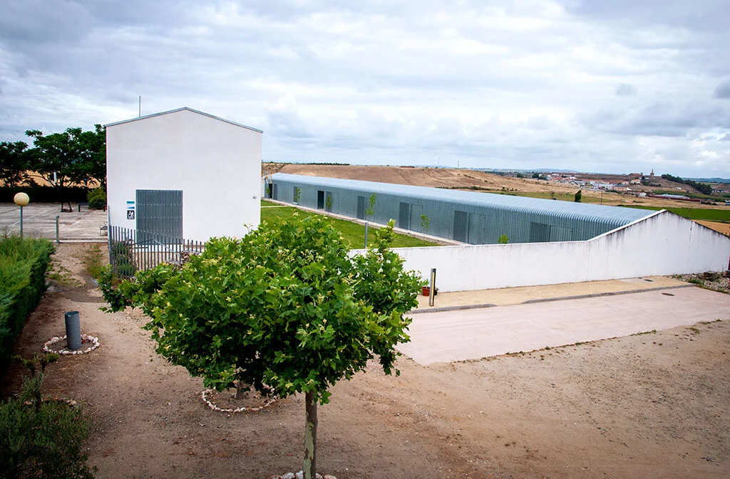 Instalaciones y jardines del Albergue Vía de la Plata